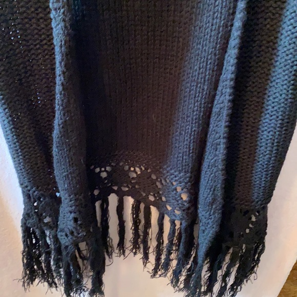 🌸🌸Poof! Black fringed knit vest - Picture 2 of 6